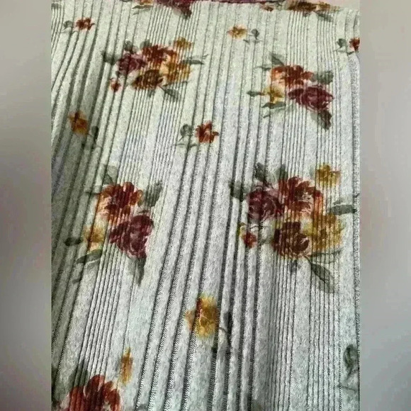 ❤️ Maurices Size Large Floral Lined Thick Long Sleeve Top - Picture 4 of 6